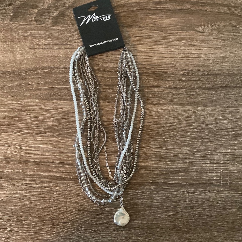 Statement Necklace: Silver beaded layer necklace with pearl like pendant